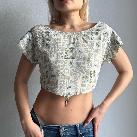 NWOT UO Renewal Hawaiian Button Back Crop Top Tee in Cream - Picture 2 of 7